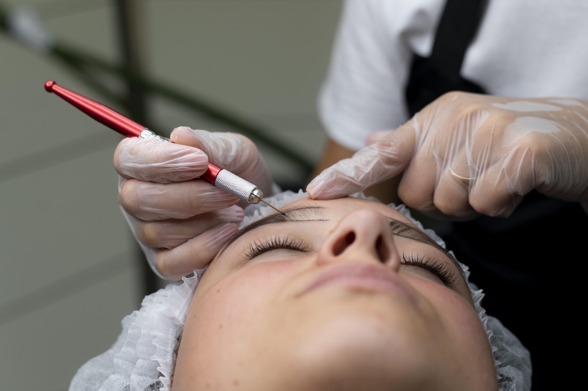 Microblading procedure for eyebrows creating natural hair-like strokes